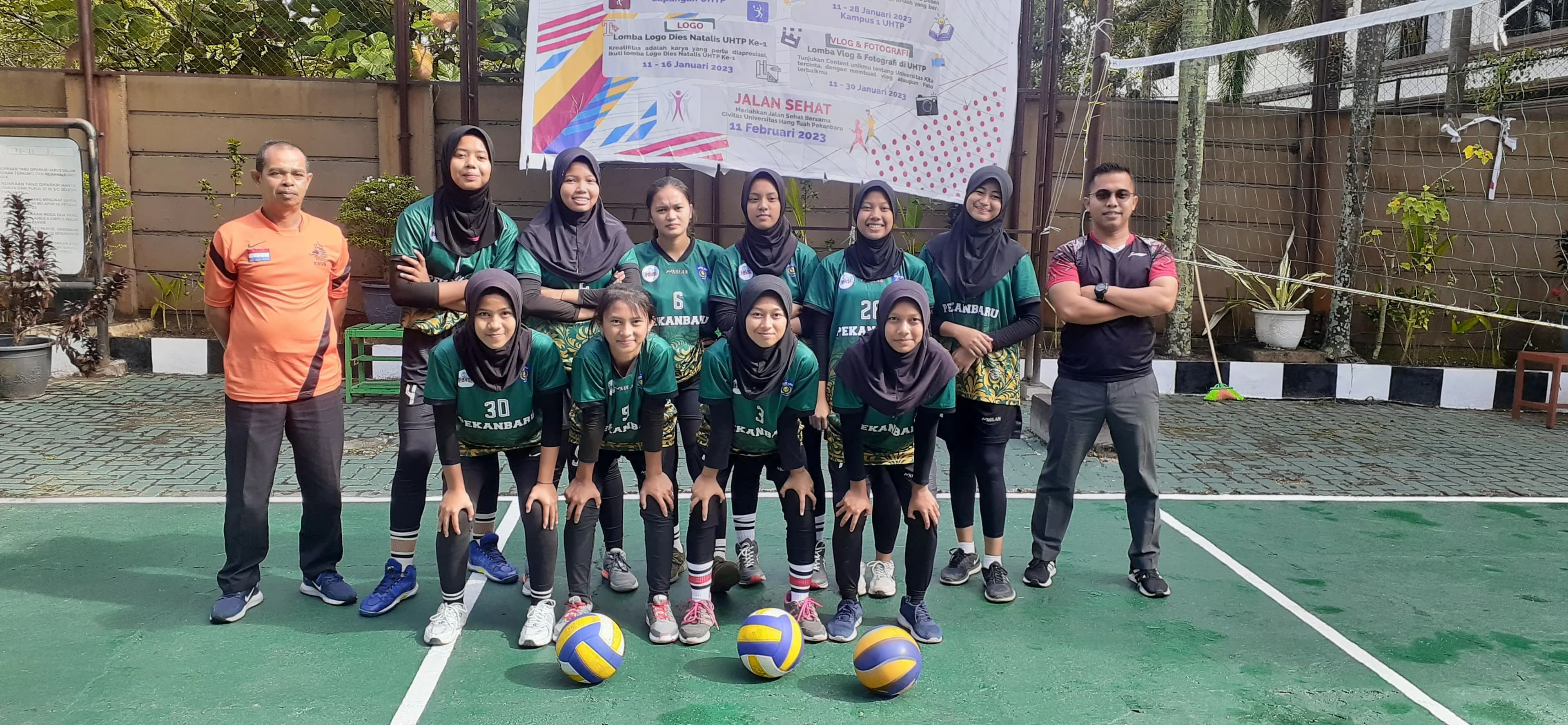 Final Turnamen Bola Voli Antar SMA/SMK/MA Se-Kota Pekanbaru, di lapangan hijau kampus 1 UHTP