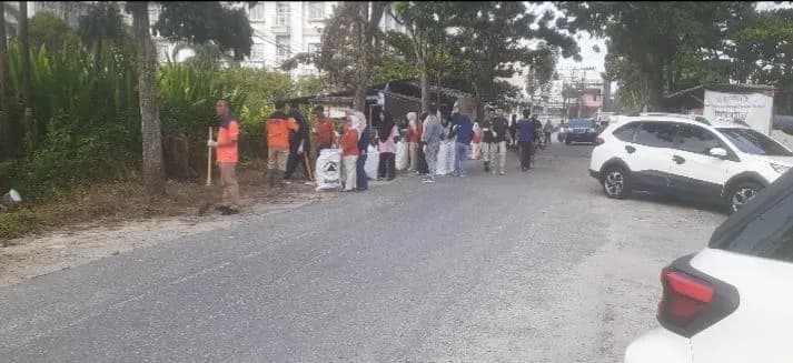 Gotong Royong Bersama, Kolaborasi Universitas Hang Tuah Pekanbaru Dengan BPBD Kota Pekanbaru Wujudkan Lingkungan Bersih dan Sehat 