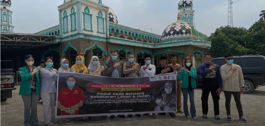 Asap Karhutla Ganggu Warga Pelalawan, Fakultas Ilmu Komunikasi dan Hukum UHT Pekanbaru Bagikan Masker dan Bangun Kesadaran Masyarakat