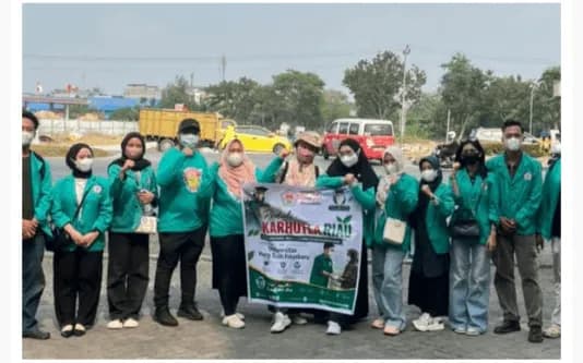 Peduli Karhutla Riau, Fakultas Kesehatan Masyarakat UHT Pekanbaru Bersama Dinkes Bagikan 1.000 Masker ke Masyarakat