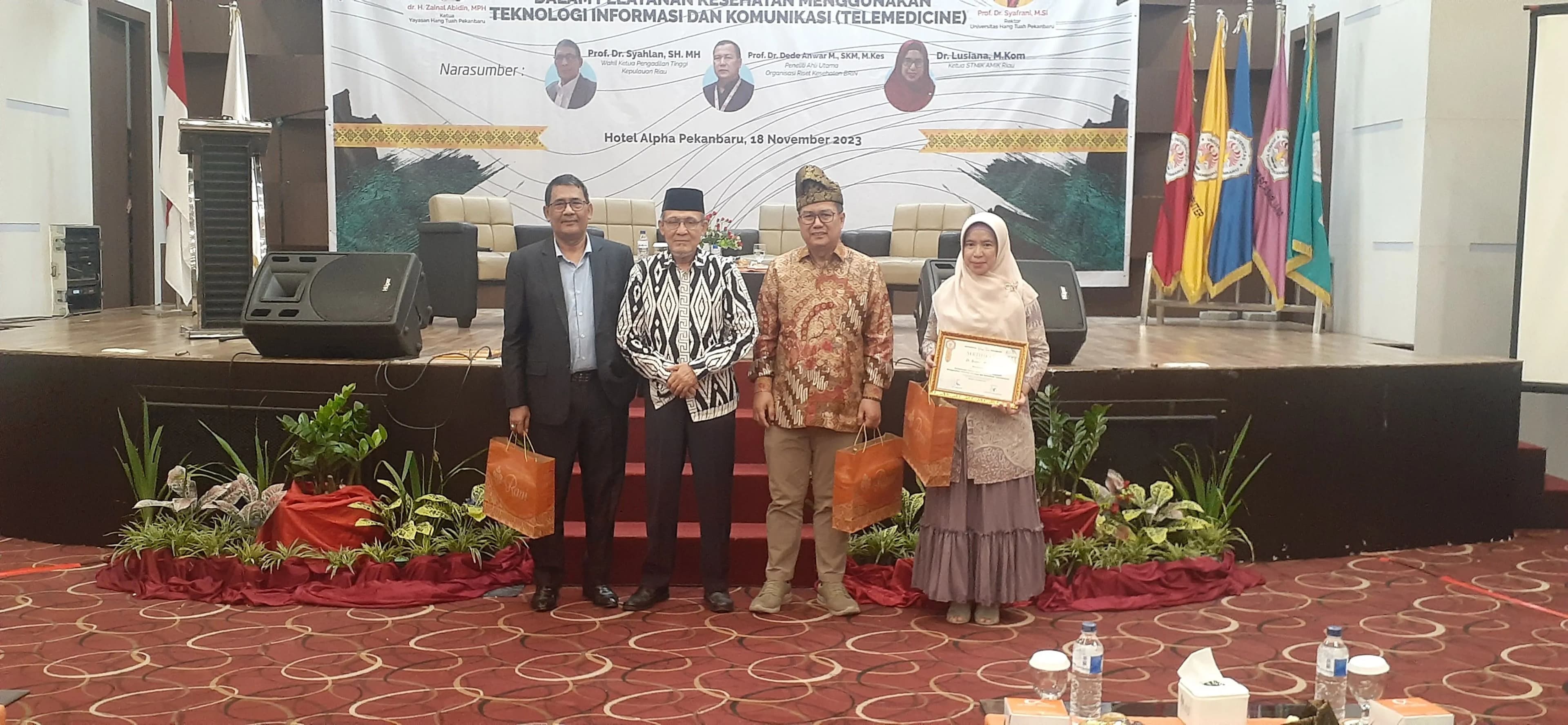Tiga Pakar; Bidang Hukum, Kesehatan dan Telekomunikasi Informasi Beri Kuliah Umum Mahasiswa Baru Universitas Hang Tuah Pekanbaru