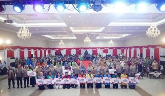 SILAHTURAHMI WAKAPOLRI BERSAMA CIVITAS AKADEMIKA DAN PEMBERIAN PENGHARGAAN BEASISWA KEPADA MAHASISWA/I UNIVERSITAS DI PROV.RIAU