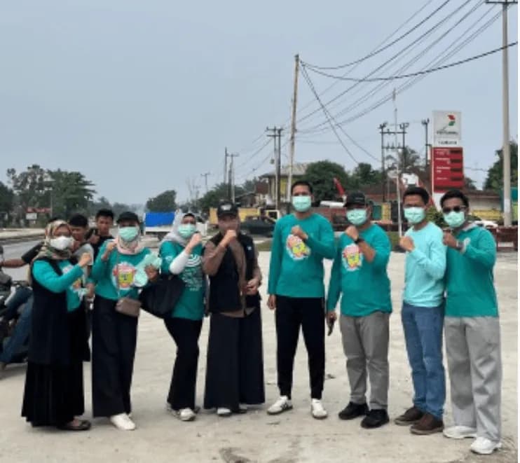 “Fakultas Kesehatan Universitas Hang Tuah Pekanbaru Hadir di Tengah Kabut Asap, Bagikan Masker untuk Masyarakat”