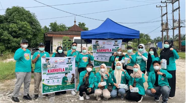 “Fakultas Kesehatan Universitas Hang Tuah Pekanbaru Hadir di Tengah Kabut Asap, Bagikan Masker untuk Masyarakat”