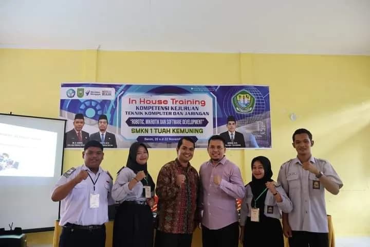 Dosen FILKOM UHTP Mengadakan In House Training di SMKN 1 Tuah Kemuning INHIL