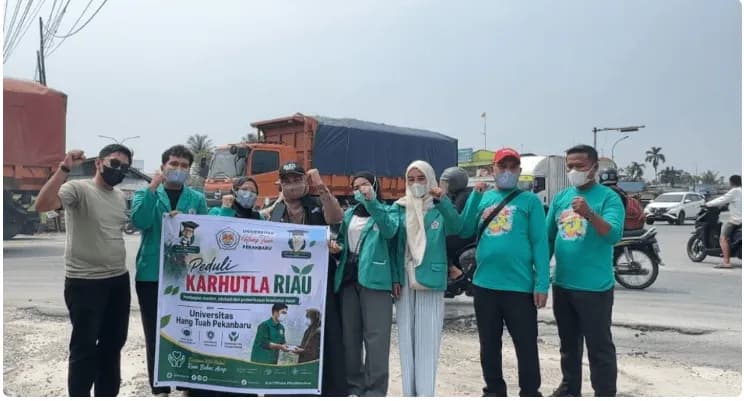 WUJUD KEPEDULIAN TERHADAP KESEHATAN, FAKULTAS ILMU KOMPUTER UNIVERSITAS HANG TUAH PEKANBARU BAGIKAN MASKER