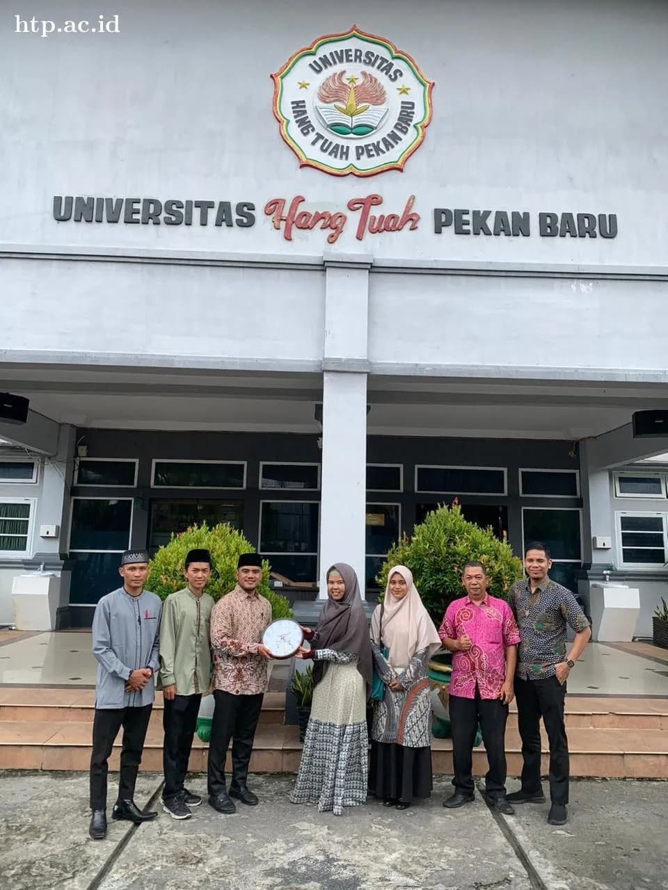 Kepala Sekolah, Guru Dan Siswa SMA IT Al Husna Pekanbaru Berkunjung ke Kampus UHTP