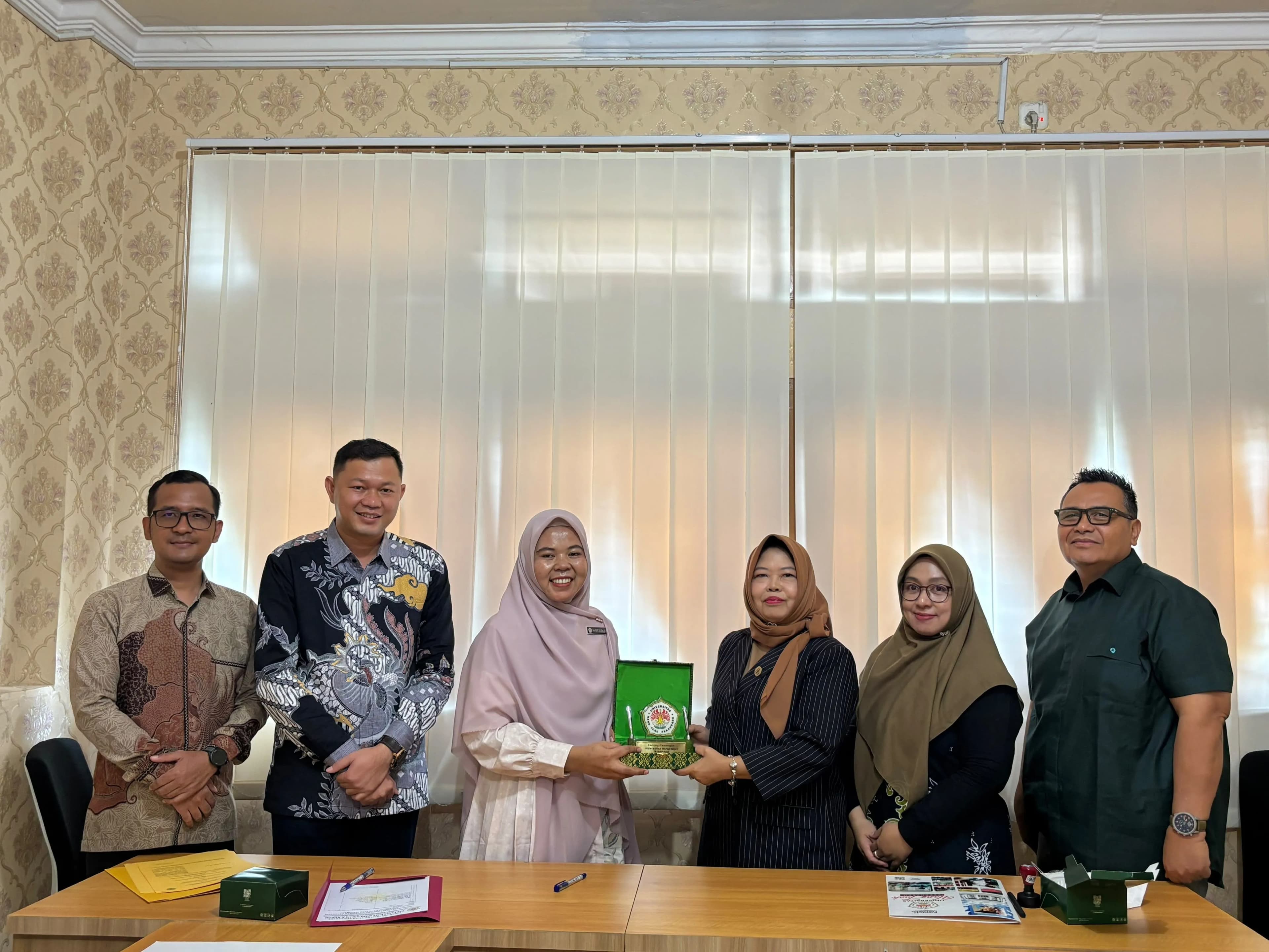 Universitas Hang Tuah Pekanbaru (UHTP) menjalin kerja sama dengan Dewan Pimpinan Daerah (DPD) PERADI Profesional Pekanbaru melalui penandatanganan Memorandum of Understanding (MoU) tentang pelaksanaan Pendidikan Khusus Profesi Advokat (PKPA) Tahun 2026