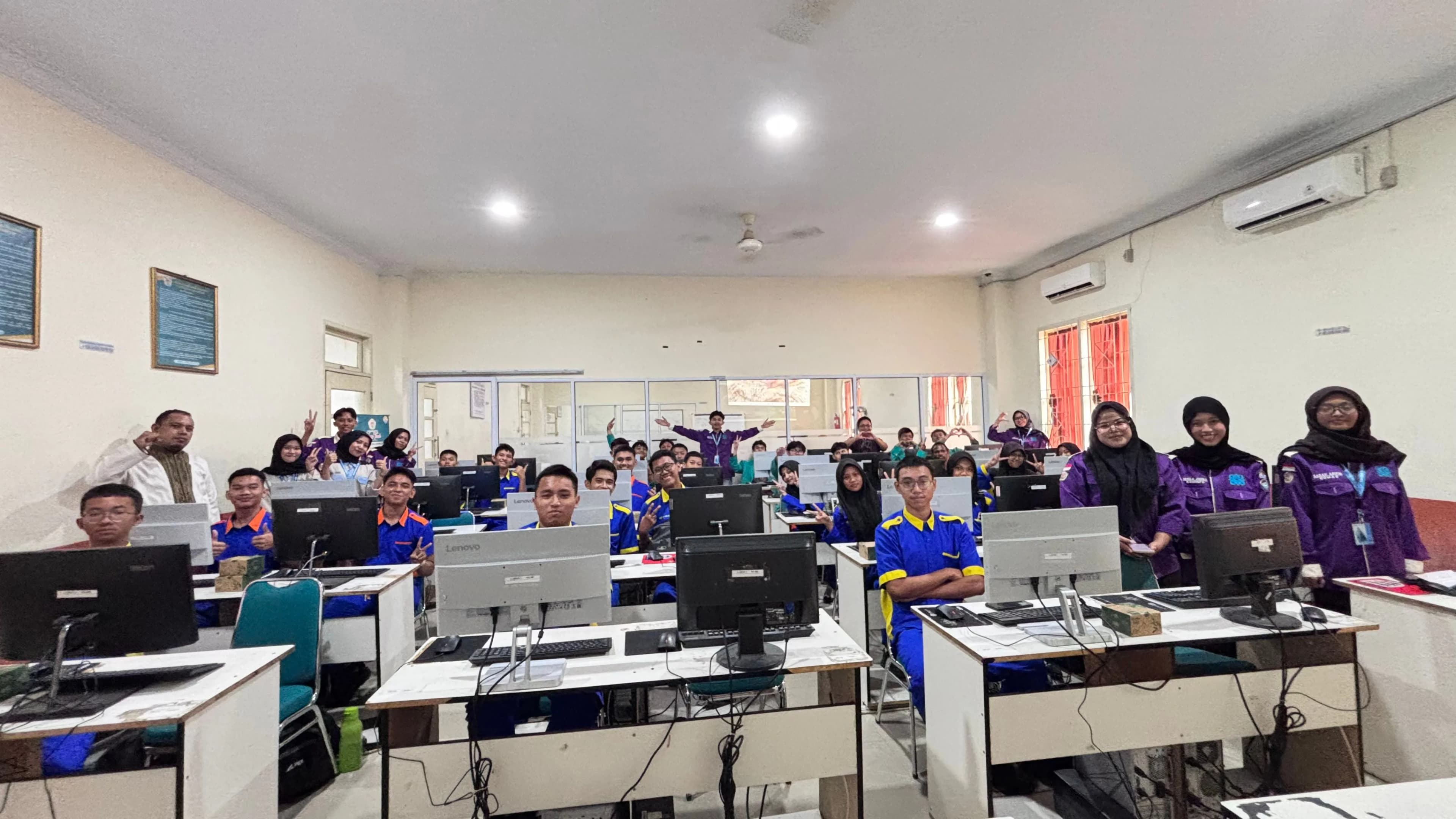 Komitmen Hadirkan Pembelajaran Teknologi Kreatif, FAKULTAS ILMU KOMPUTER Universitas Hang Tuah Pekanbaru Ajak Siswa SMKN 6 Pekanbaru Menjelajah UI/UX Design